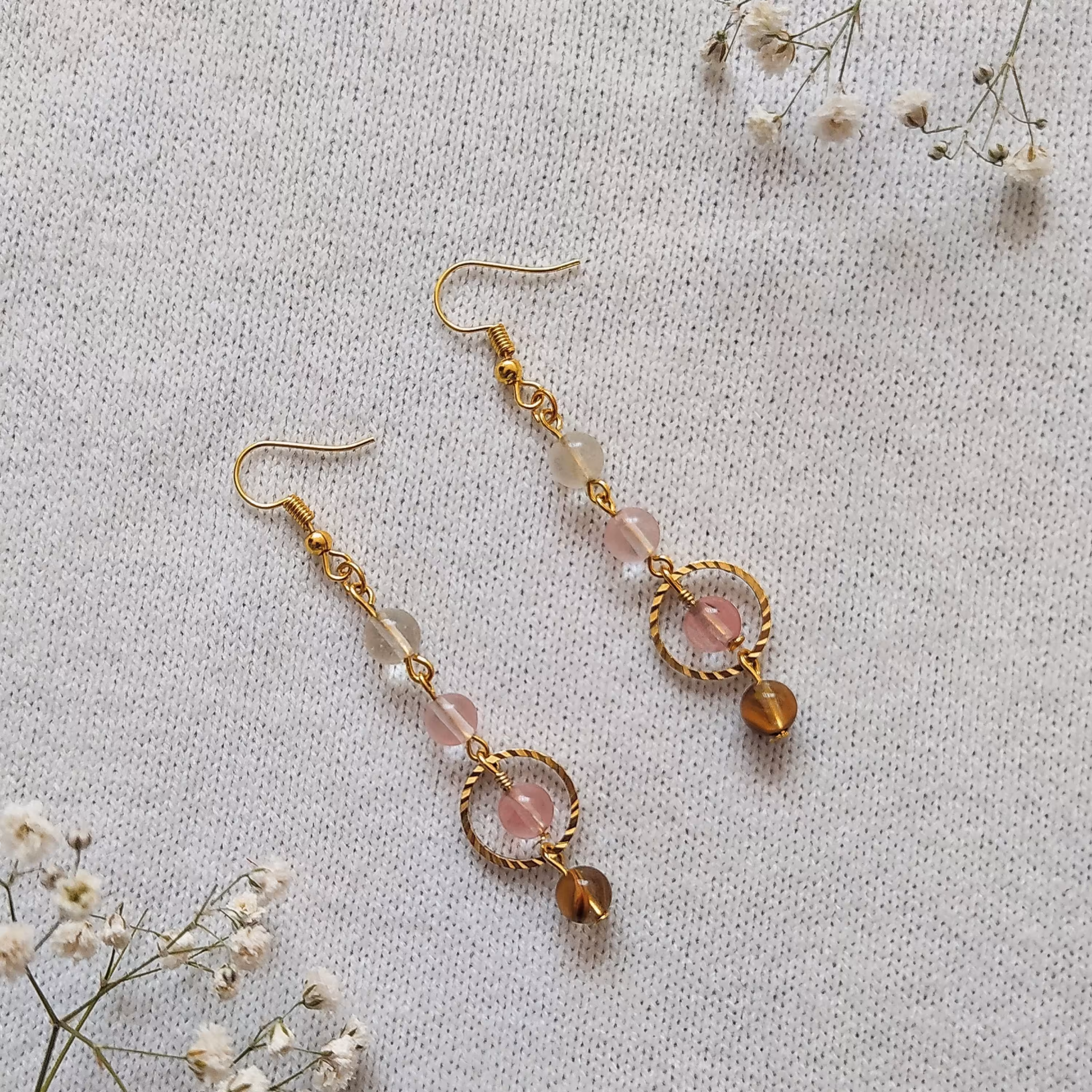 گوشواره با خرجکار برنجی و سنگ کوارتز رنگی 