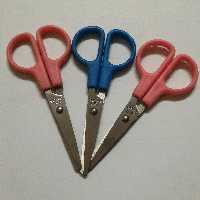 قیچی مارک deli  در دورنگ صورتی وآبی مناسب برش انواع کاغذ مقوا فوم وپارچه نازک