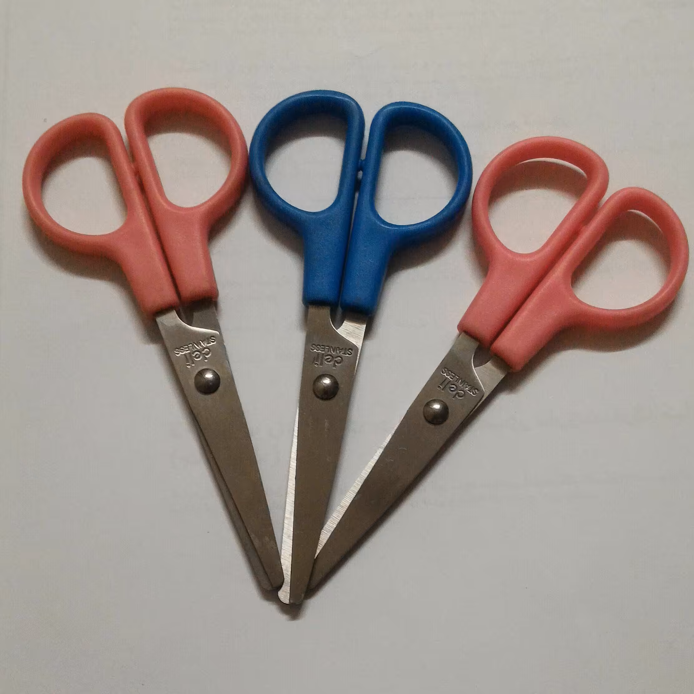 قیچی مارک deli  در دورنگ صورتی وآبی مناسب برش انواع کاغذ مقوا فوم وپارچه نازک