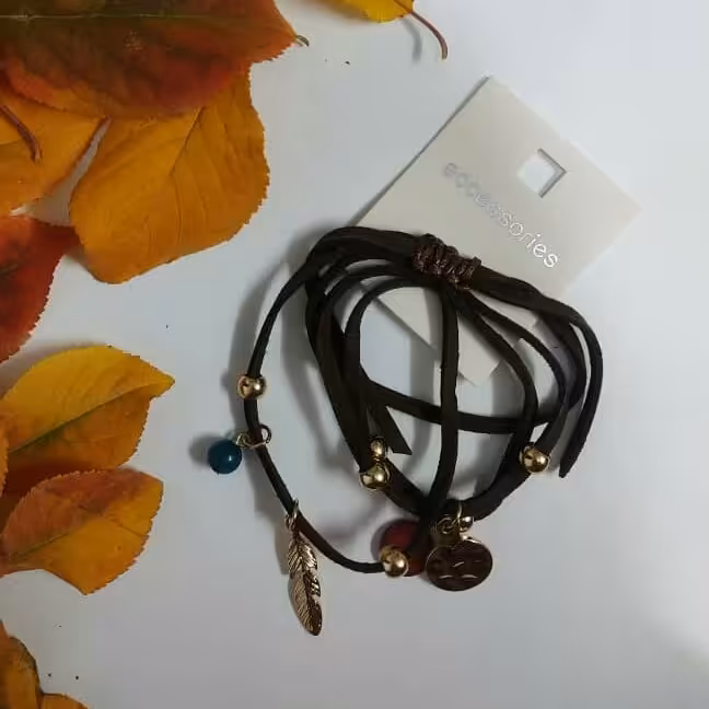 دستبند چرمی زیبا داری مهره و برگ بسیارشیک