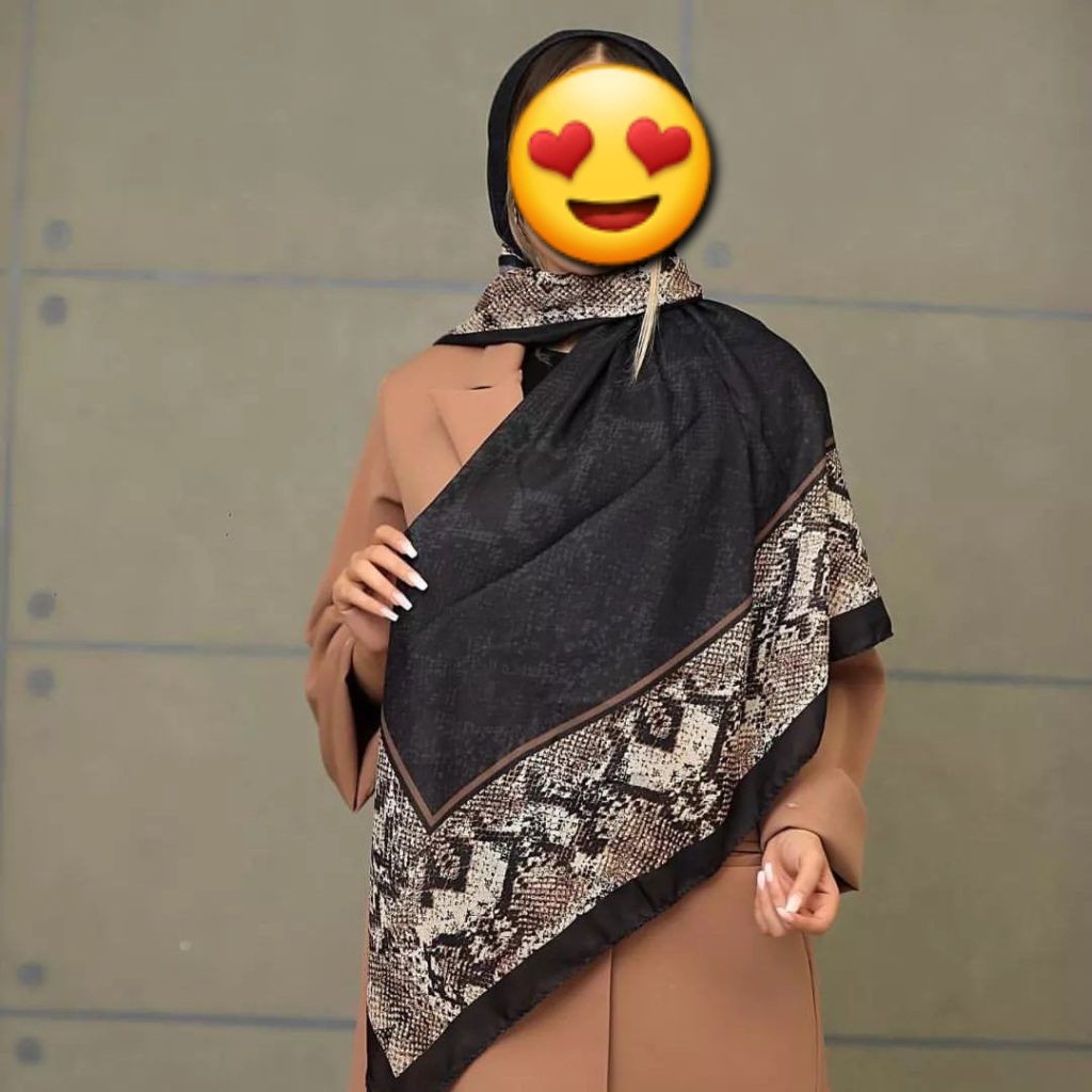 روسری مشکی حاشیه دار زنانه
