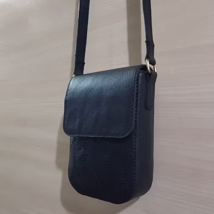 کیف  رو دوشی  زنانه چرم طبیعی  کاربردی و کاملا  دست دوز  