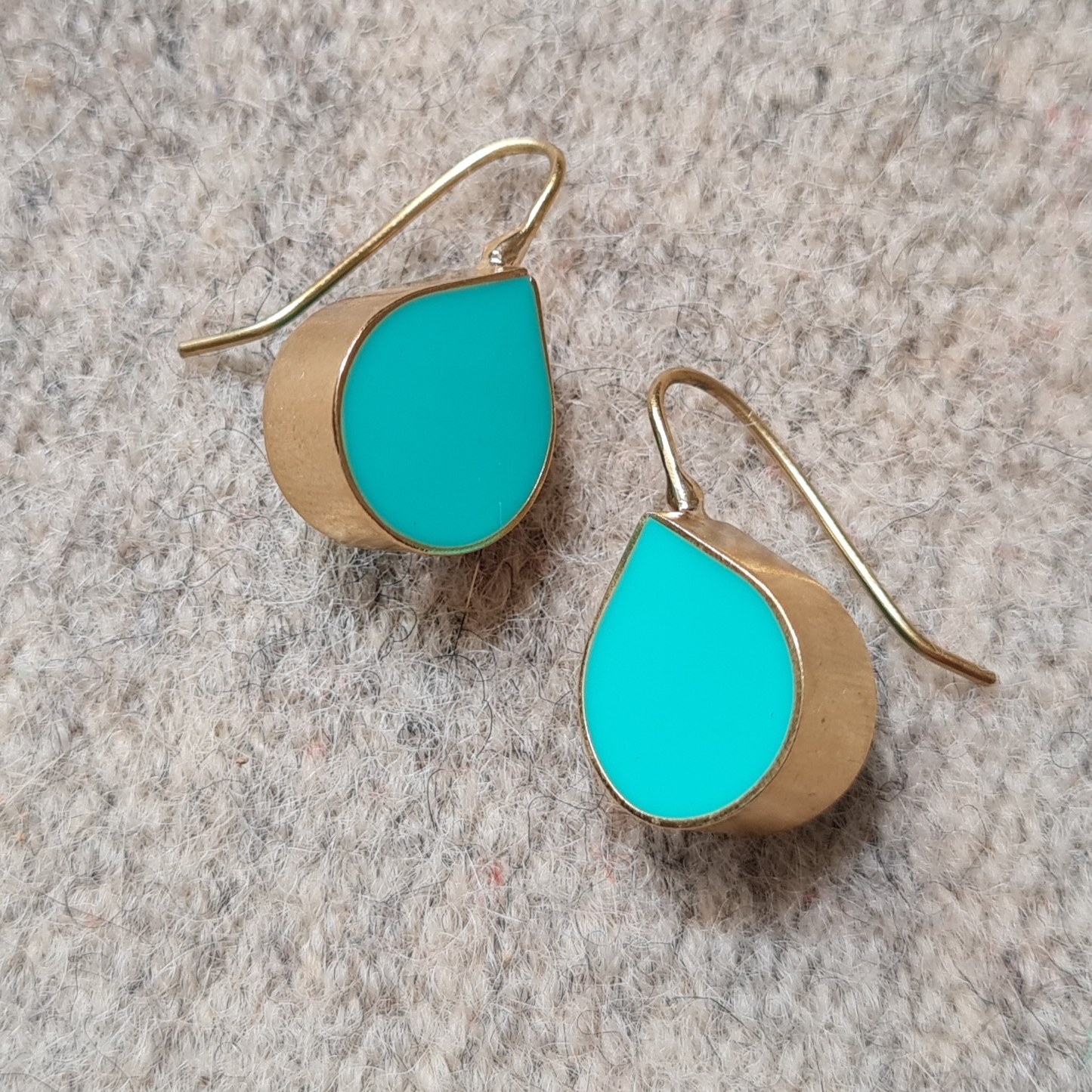 گوشواره برنجی اشکی رنگ فیروزه ای برند Seen Jewellery