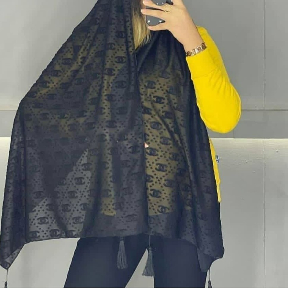 شال حریر مخمل منگوله فلزی قواره 80 در2متر تک رنگ مشکی ایستایی عالی روی سر