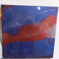 ساعت  چوب و رزینی  مربعی شکل در قط 60سانت  بارنگ قرمز وبنفش و سفید درست شده همراه سنگ قرمز وبنفش 