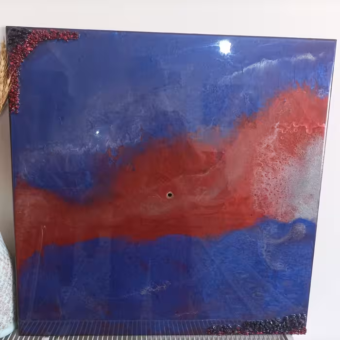 ساعت  چوب و رزینی  مربعی شکل در قط 60سانت  بارنگ قرمز وبنفش و سفید درست شده همراه سنگ قرمز وبنفش 