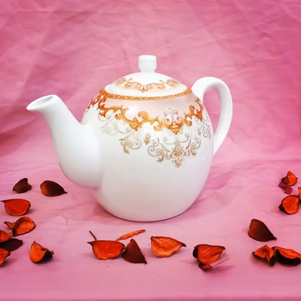 قوری چینی 7 کوپ
برند ایرانی
تولید اصفهان 
طرح حاشیه صورتی