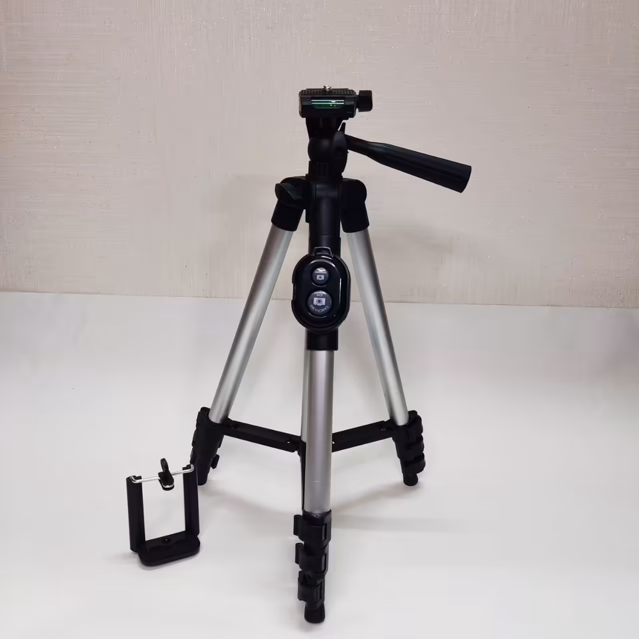 سه پایه دوربین و موبایل  مدل 3888 دارای ریموت و تراز