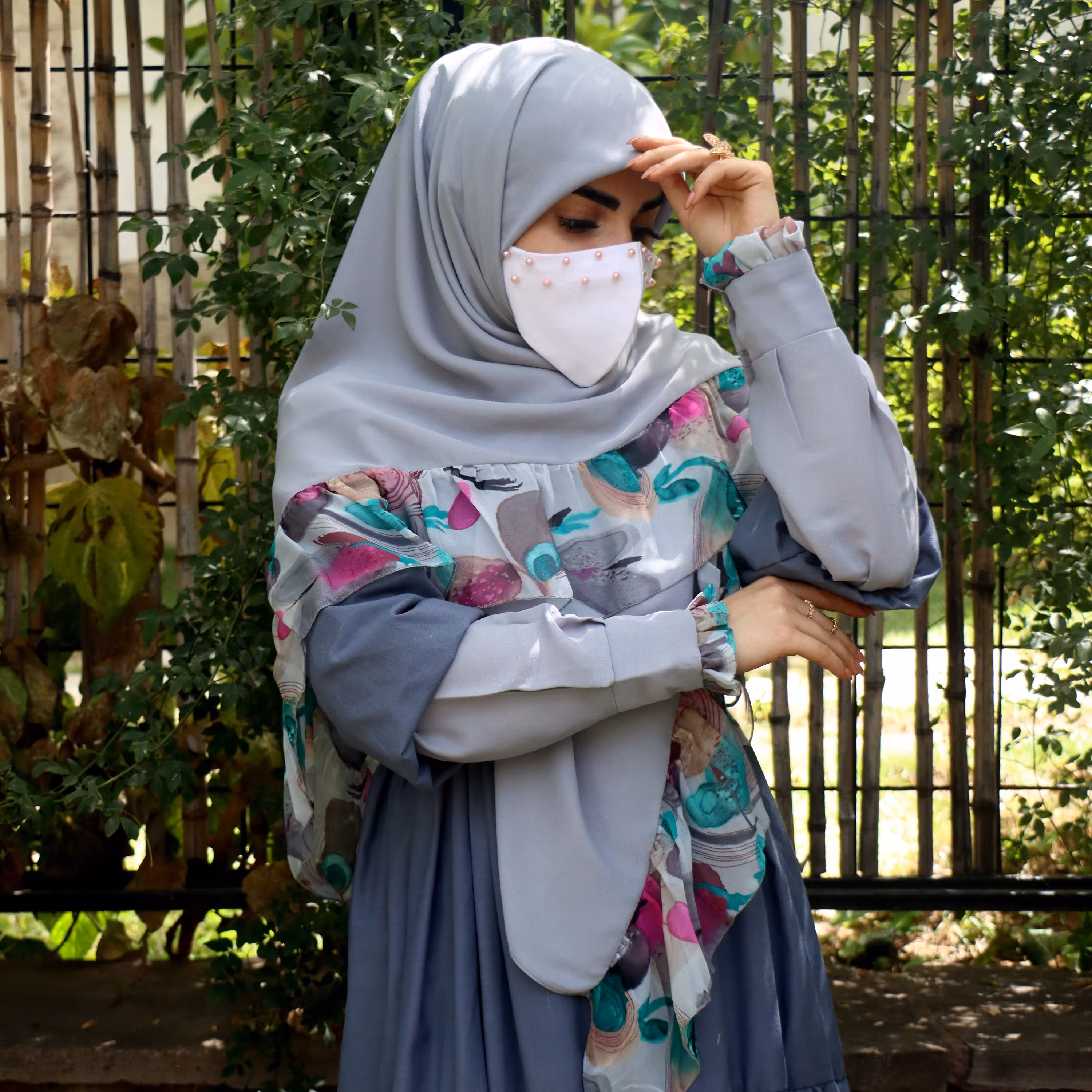 روسری کرپ حریر دور چین دار  وسط طوسی مجلسی قواره دار مزون حجاب تبسم همراه با هدیه 