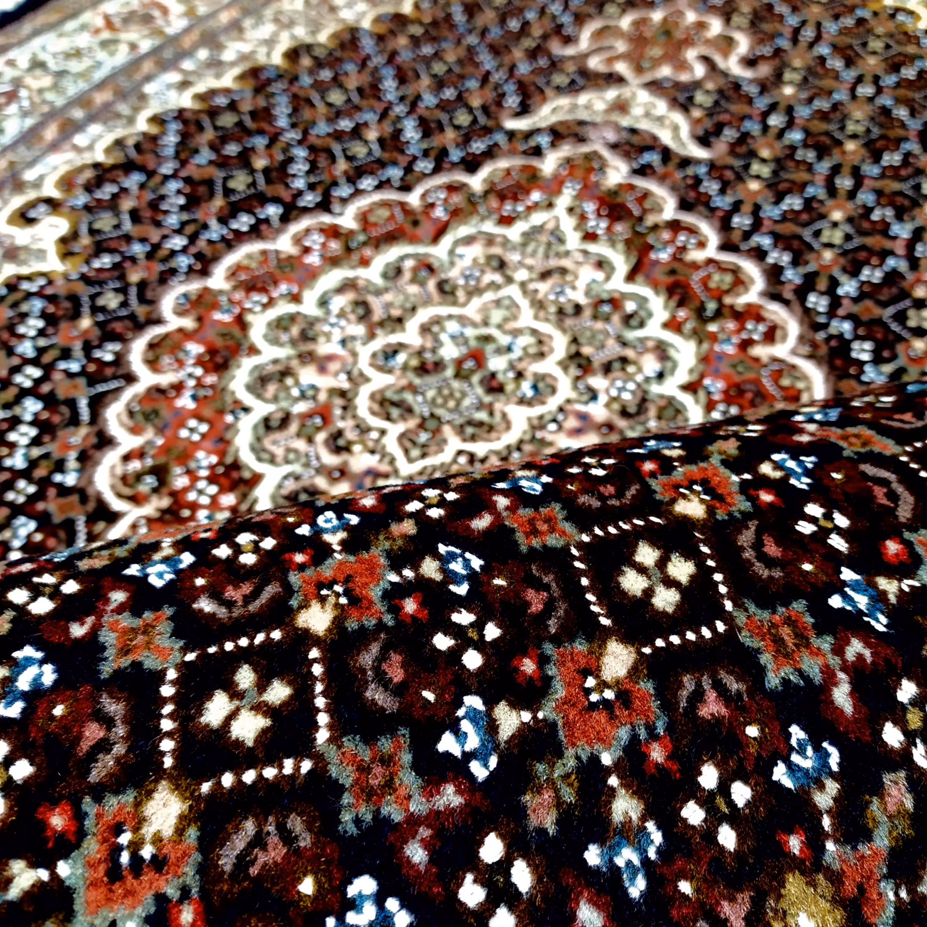 فرش دستبافت ماهی خوی طرح کمال الملک خرٌم سایز زرع و نیم 