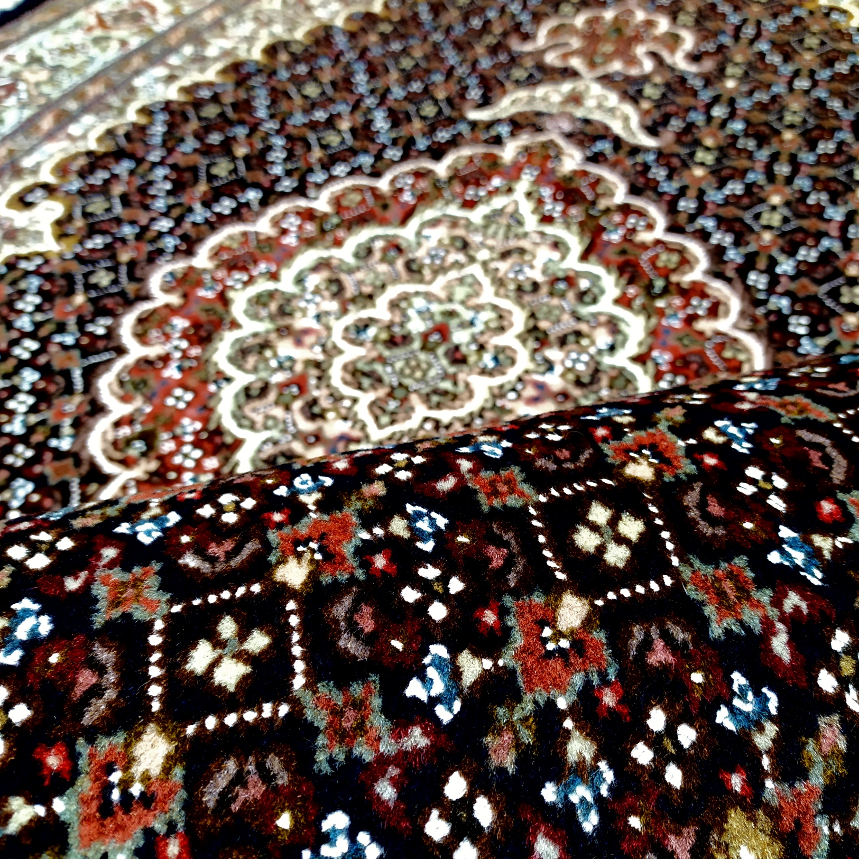 فرش دستبافت ماهی خوی طرح کمال الملک خرٌم سایز زرع و نیم 