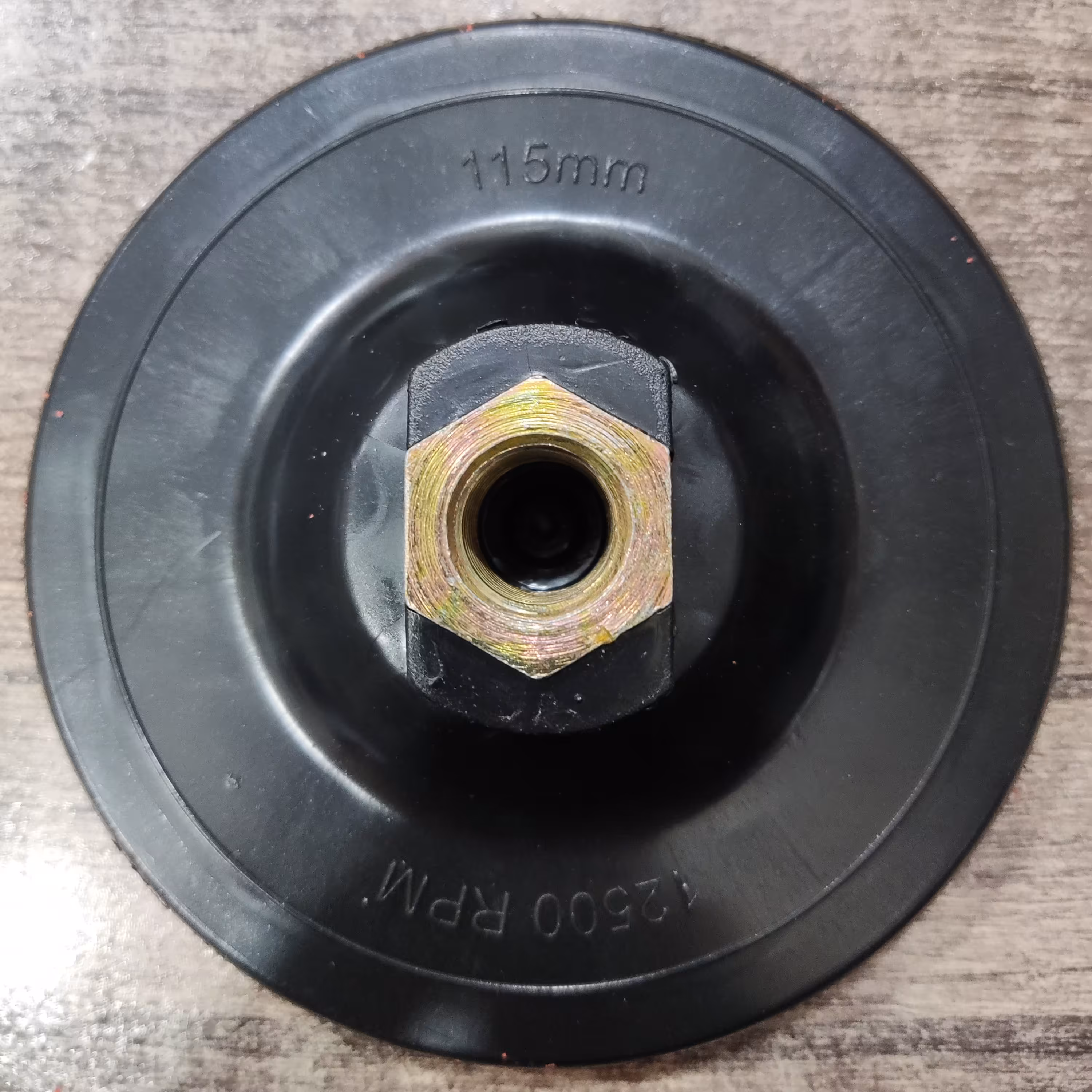 صفحه سنباده چسبی سایز 115 مخصوص سنباده زدن با مینی فرز توسط سنباده پشت کرکی