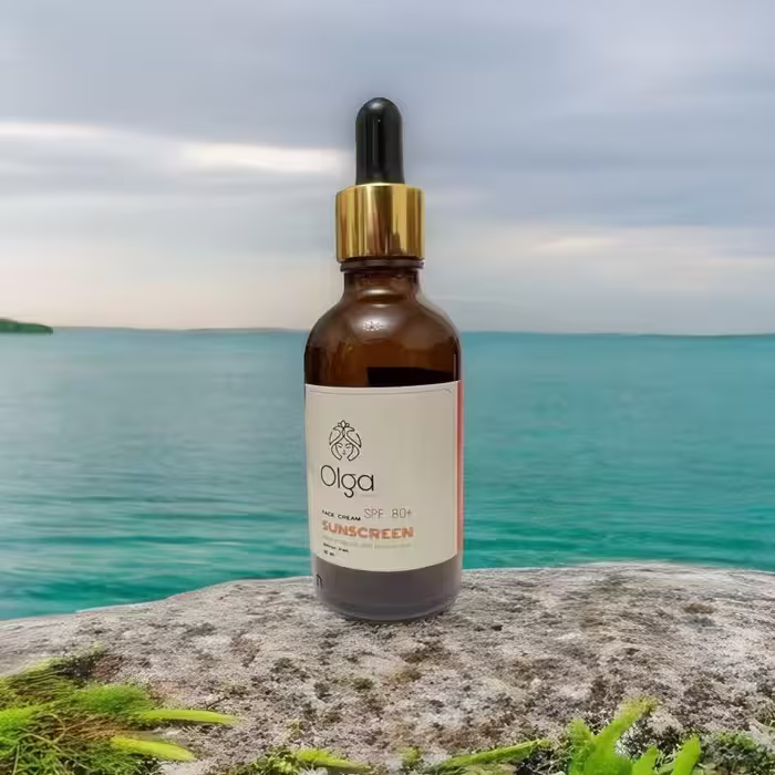 ضدآفتاب بدون رنگ spf80 الگا گیاهی بی رنگ 50cc حاوی جینسینگ قرمز و شیرین بیان و سنتلا ضد آفتاب جذبی مایع