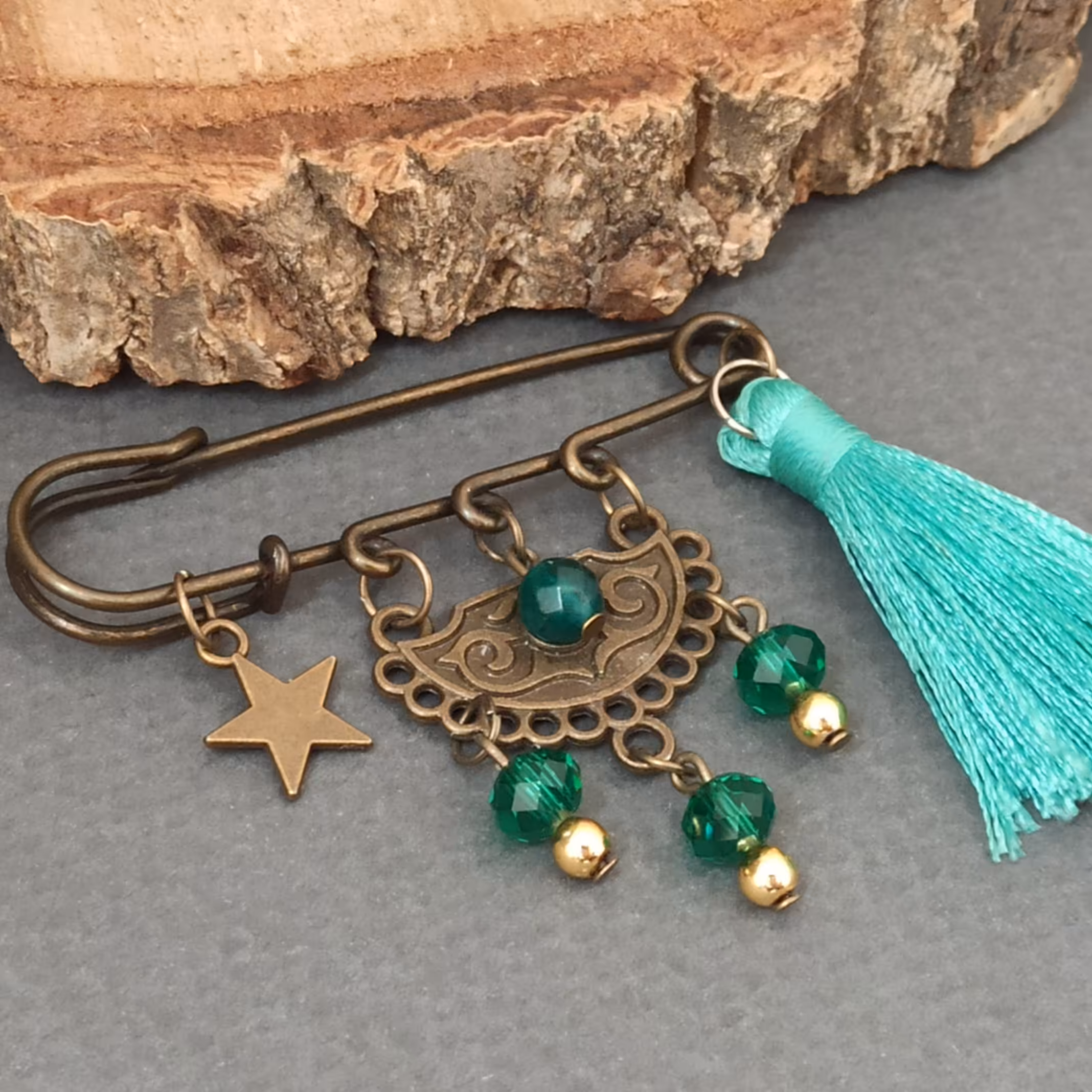 سنجاق لباس طرح سنتی منگوله دار