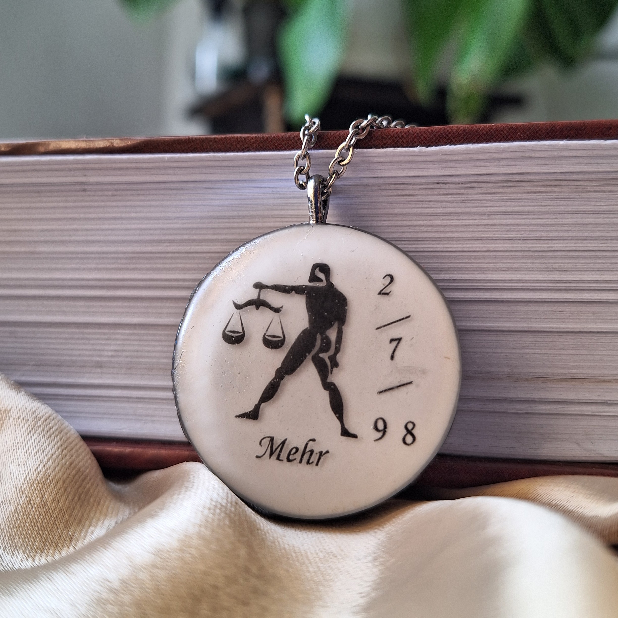 گردنبند رزینی با نماد تولد و تاریخ تولد شما دوست عزیز یه کار فوق العاده زیبا که سمت دیگش وان یکاد شب تاب کار شده