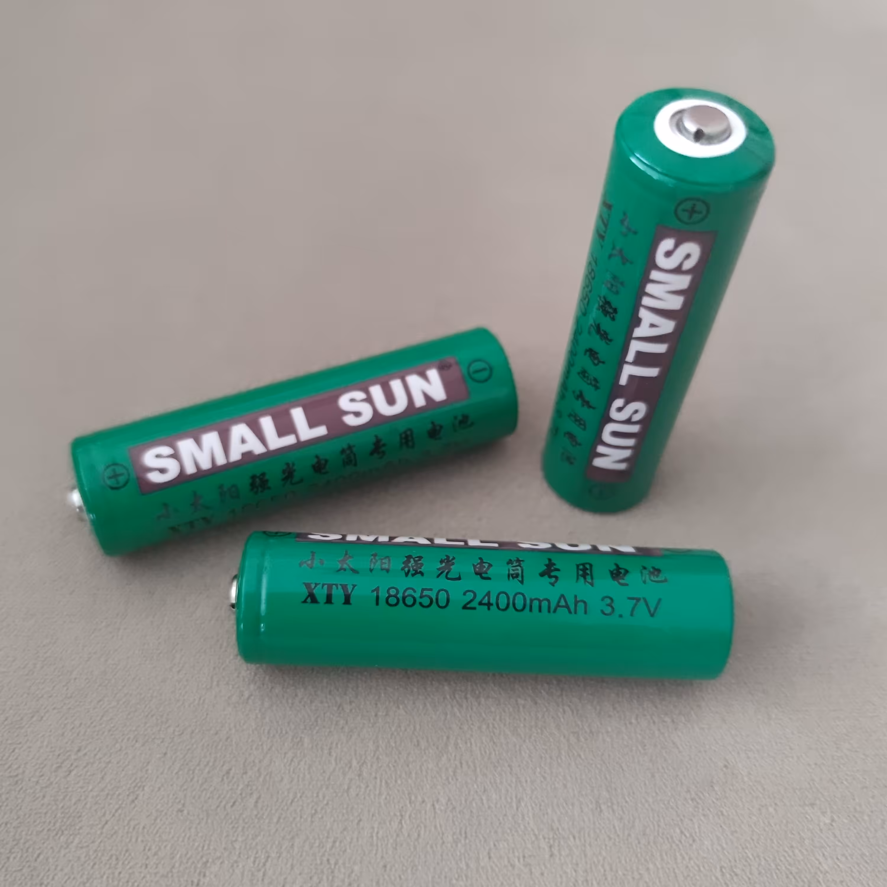باتری شارژی 18650 اسمال سان اصلی سبز 2400 میلی آمپر باتری های سبز اورجینال هستند