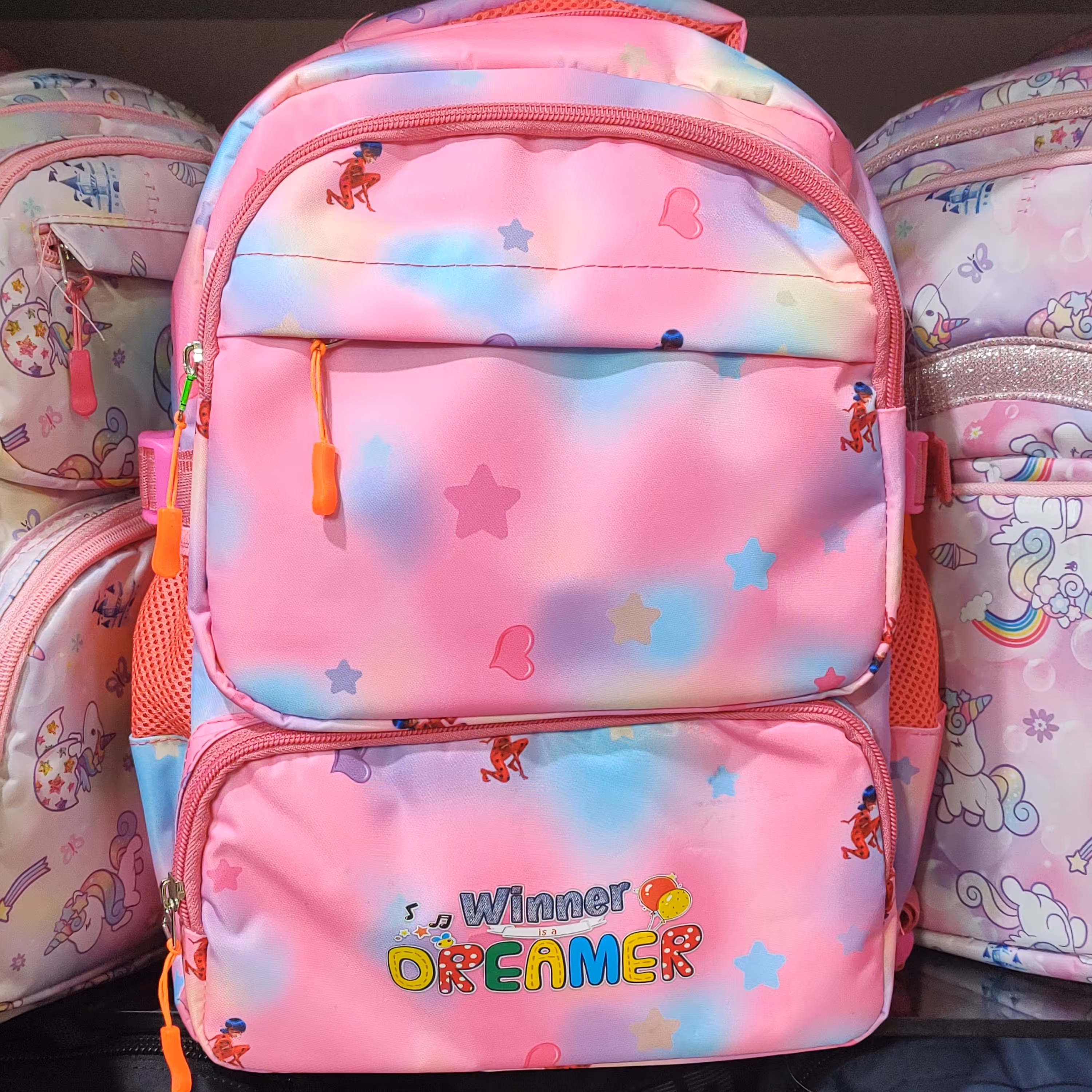 کوله پشتی مدارس و دانش اموزی جهت محصلین تمام مقاطع تحصیلی و قابلیت نصب چرخ کوله دارد که مبلغ 250تومن  بکوله اضافه میشه