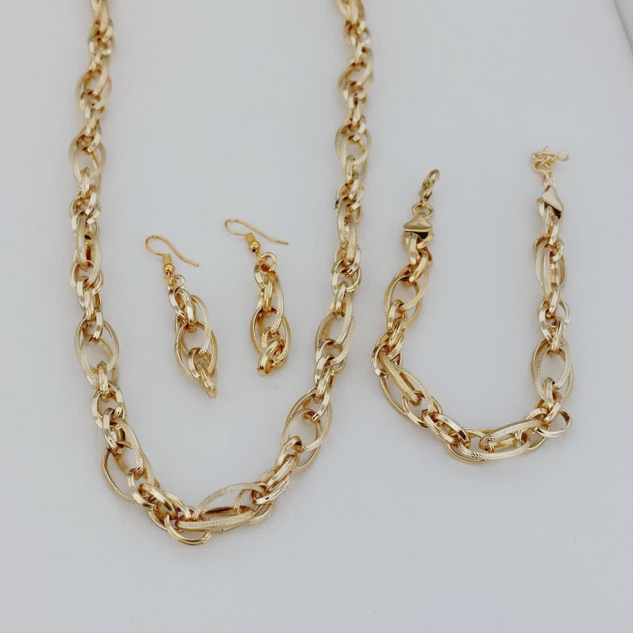 سرویس دو پیو کد10784باریک تراش طرح طلا.کیفیت عالی.آبکاری طلا.رنگ ثابت.ضدحساسیت
