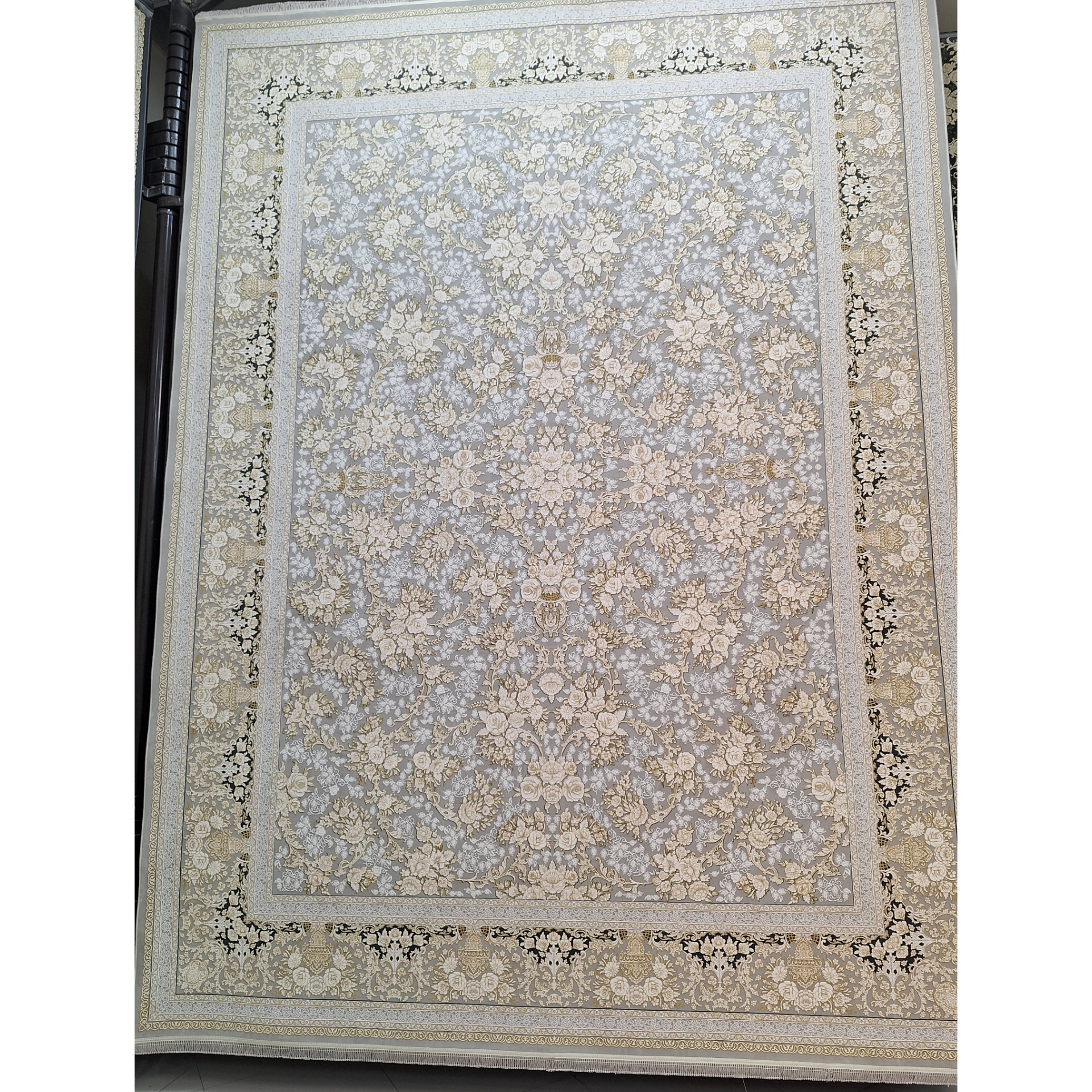 فرش ماشینی 1200 شانه گل برجسته اصل تراکم 3600 طرح افشان طلاکوب زمینه ترمه ای (فیلی) 12 متری جنس اکرولیک