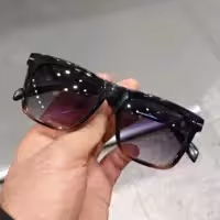 عینک آفتابی مردانه مارک دیوید بکهام عدسی یووی استاندارد رنگ مشکی هایلایت 