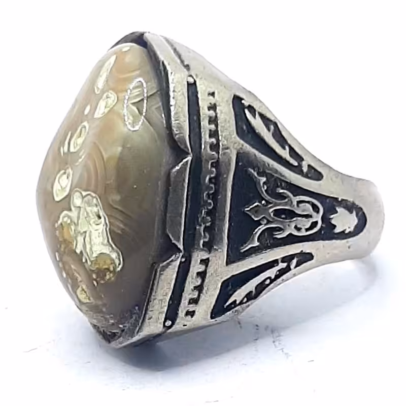 انگشتر باباقوری نگین درشت و پر لکه فعال و آبدار  سوار بر رکاب طرح قلمزنی بسیار زیبا