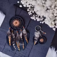 آویز ماشین دریم کچر با ترکیب پرهای طبیعی همراه جاسوئیچی 