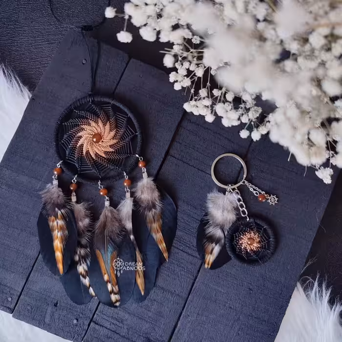 آویز ماشین دریم کچر با ترکیب پرهای طبیعی همراه جاسوئیچی 