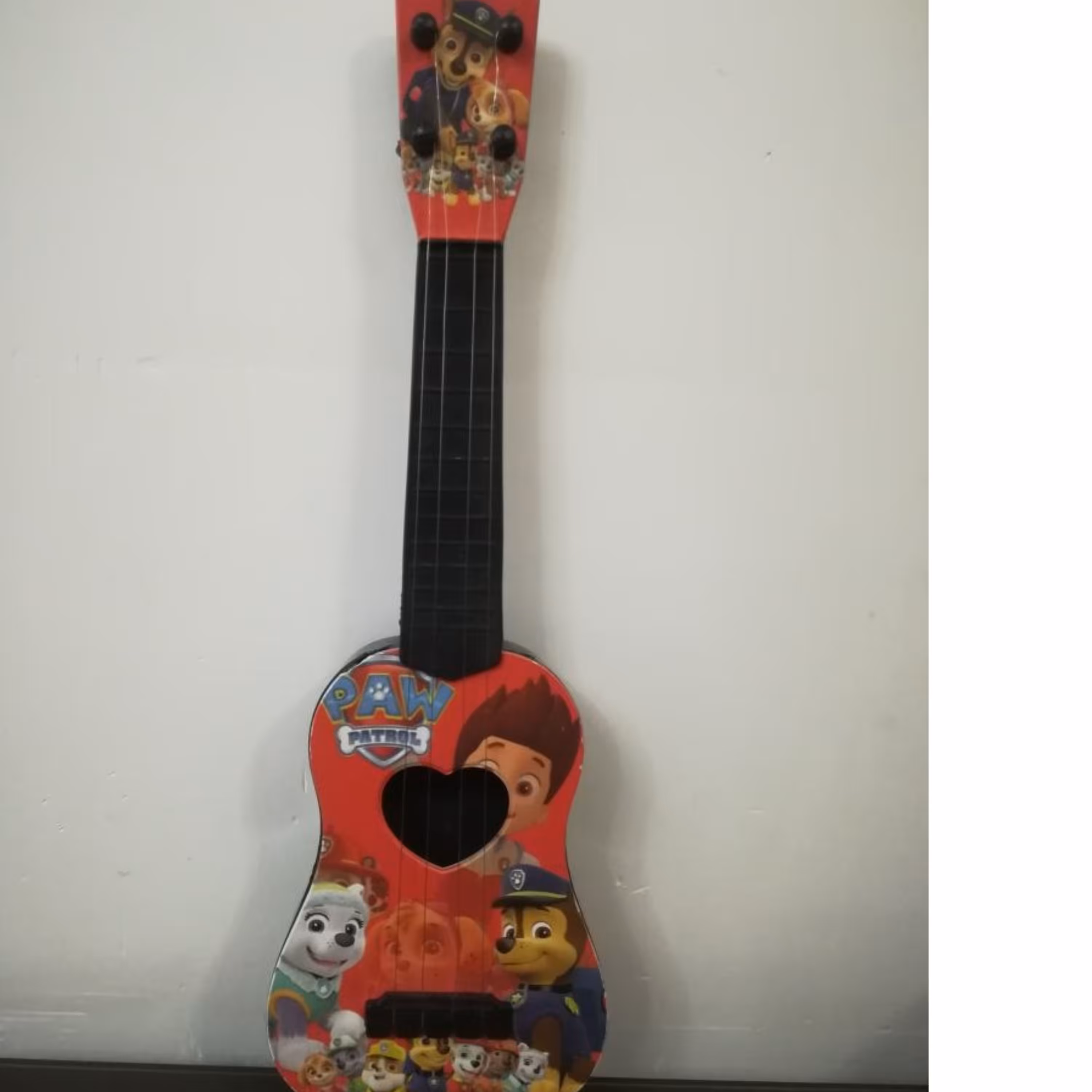 گیتار زیبا و کلاسیک طرح قلب با قابلیت نواختن (پکیجینگ)