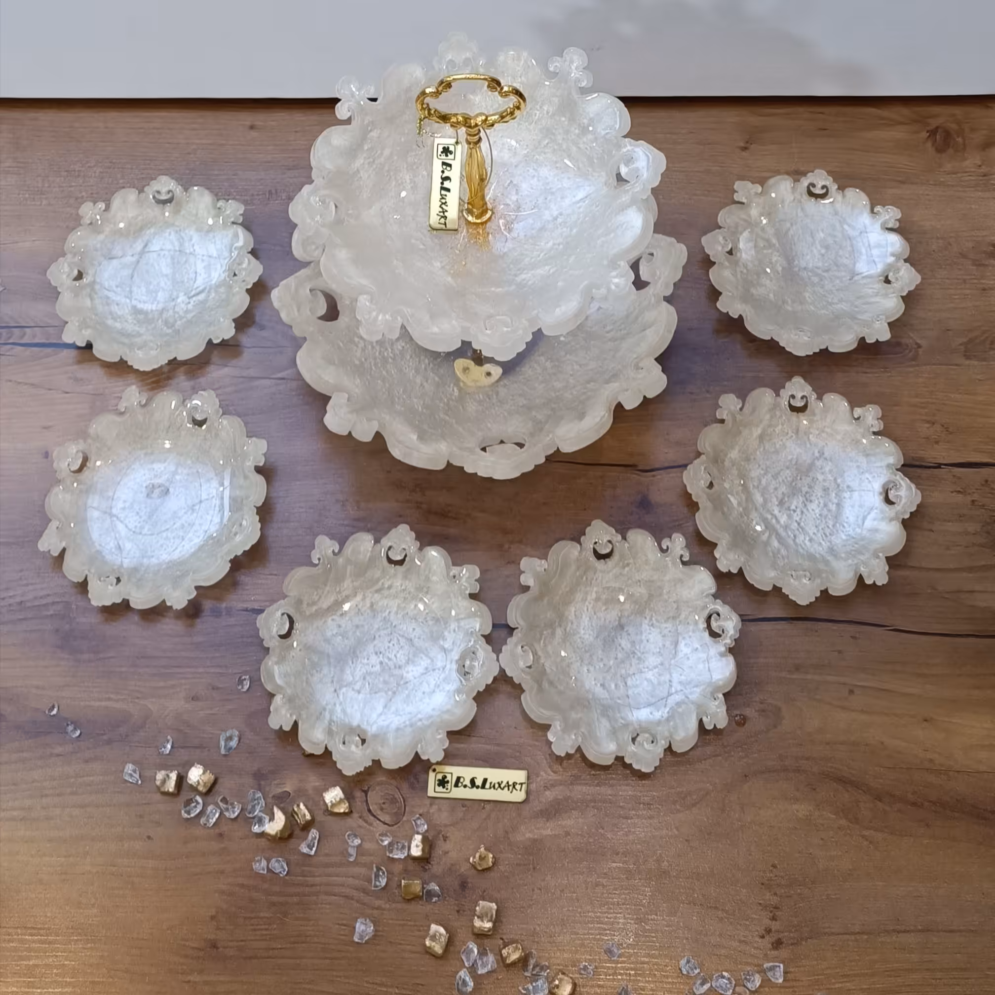 ظروف پذیرایی رزینی  شامل ظرف دوطبقه پذیرایی با 6عدد پیاله 