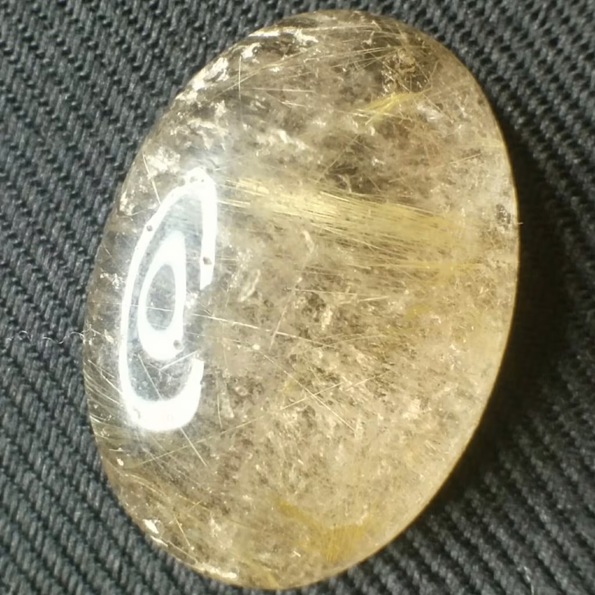 نگین روتایل کوارتز طلایی طبیعی و بدون بهسازی با موهای طلایی