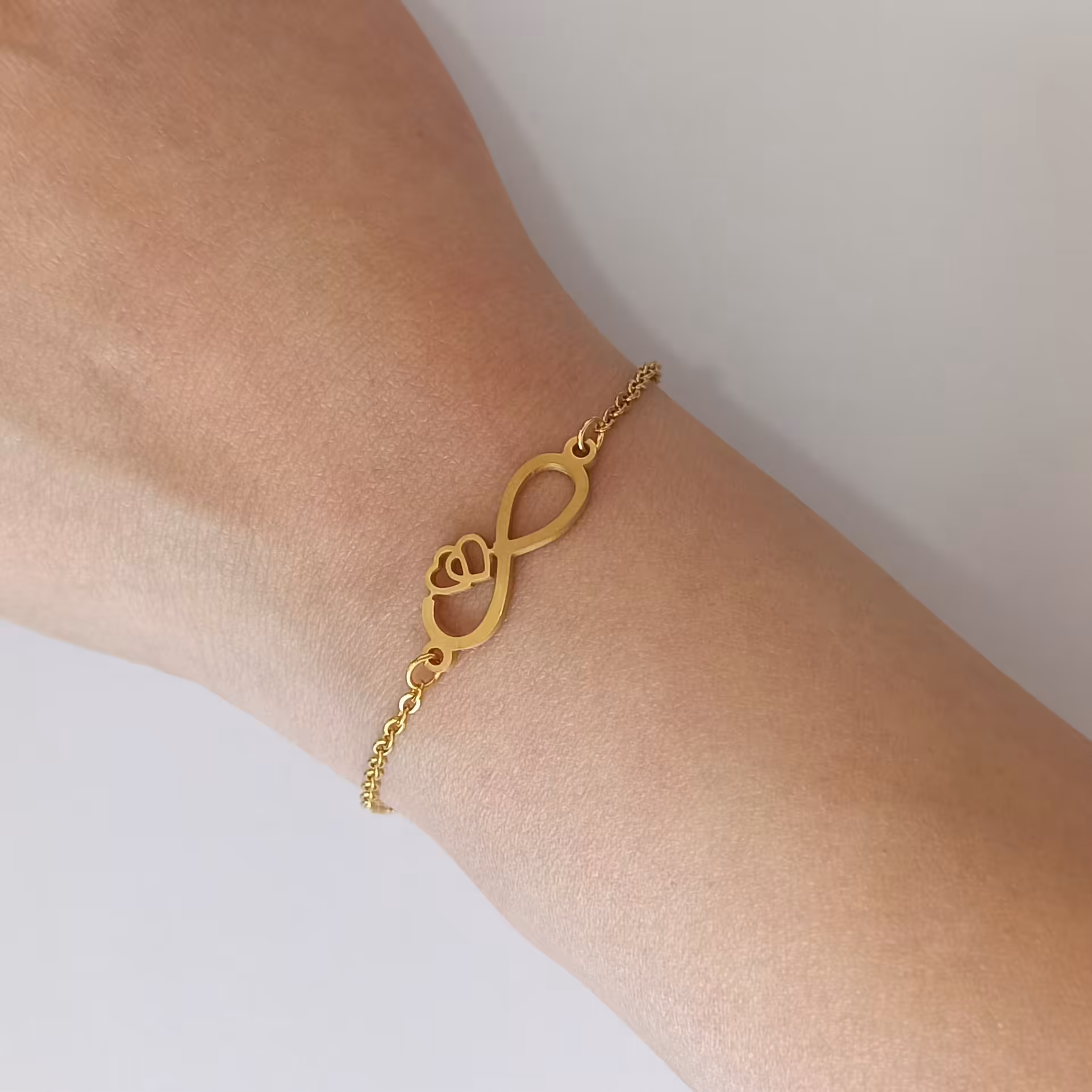 دستبند طلایی طرح بینهایت ، جنس استیل و رنگ ثابت