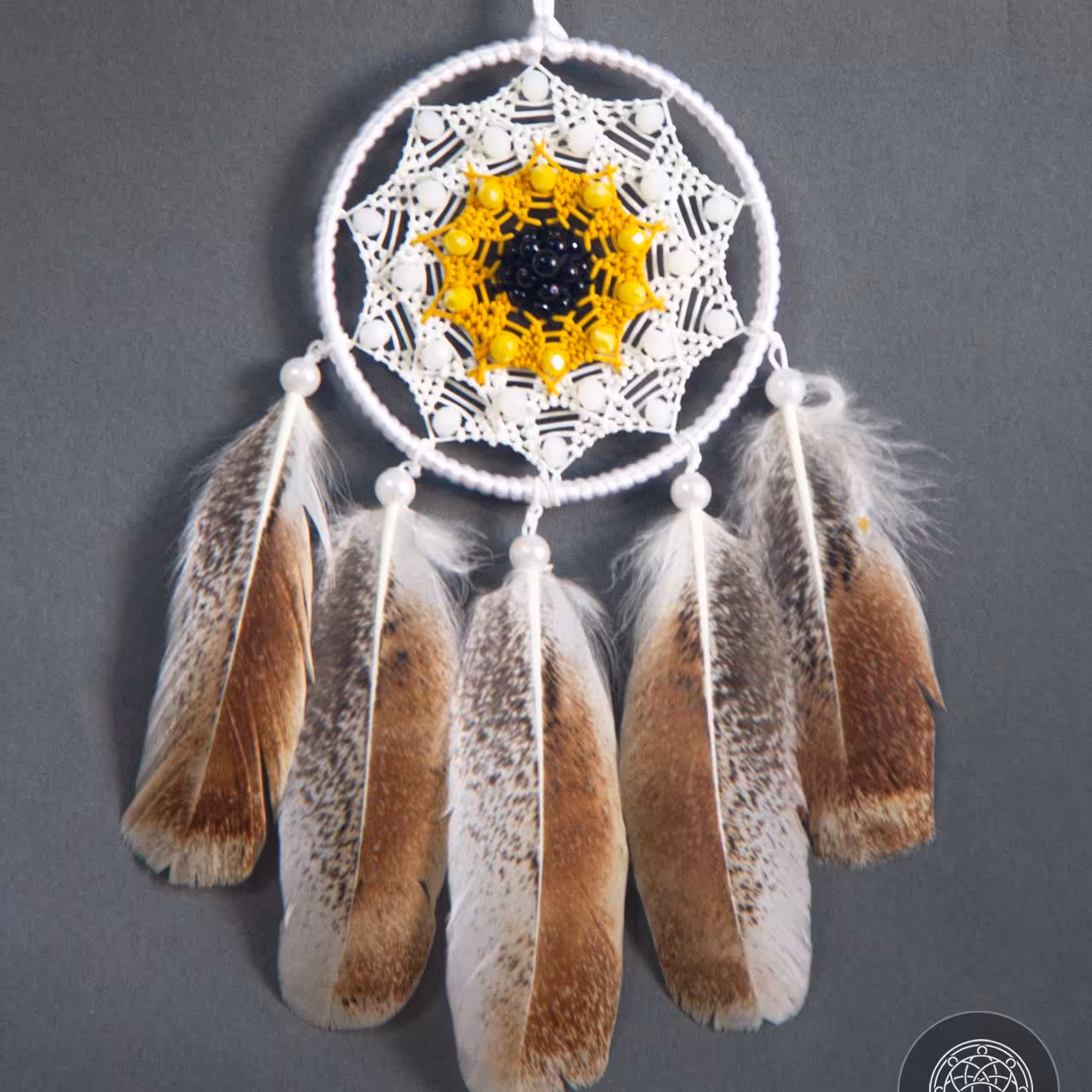 دریم کچر طرح بابونه 50 گرم بافته شده با نخ دستبندی مزین شده با پرهای طبیعی بسیار زیبا قطر حلقه ده سانت