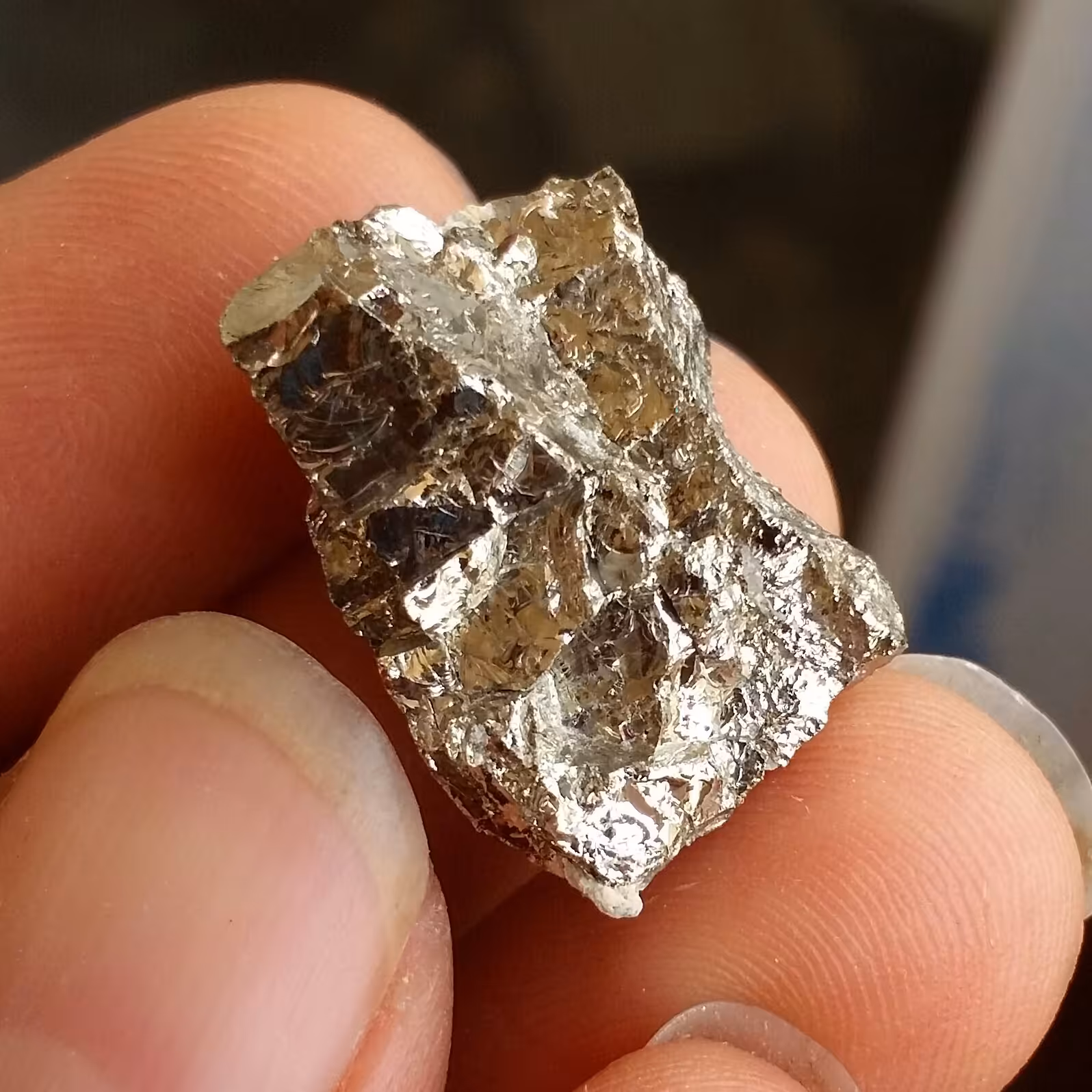 سنگ راف پیریت طلایی حبه شده همرشدی با بورنیت ملقب به سنگ طلا روی بستر 100 در 100 طبیعی شاهکار خلقت
بی نظیر
کد 10433