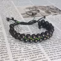 دستبند دو ردیفه (دو رج)
ساخته شده از سنگ اونیکس مشکی مات و  نخ سبز دارای گره کشویی (فری سایز)