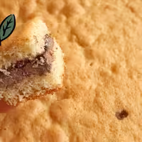 کیک وانیلی با فیلینگ خامه کاکائویی و اسمارتیز (620 گرم)