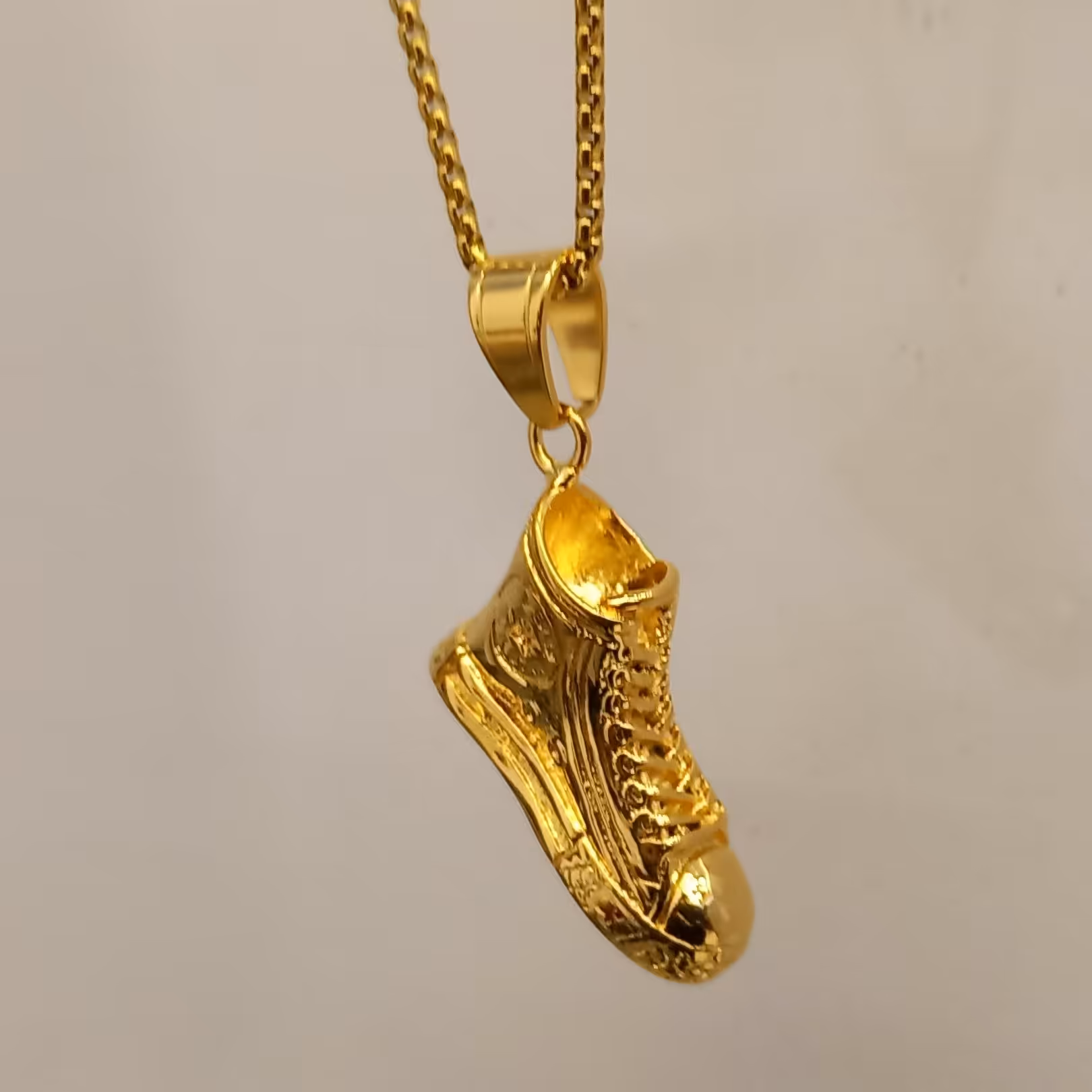 گردنبند کفش فوتبالی طلایی