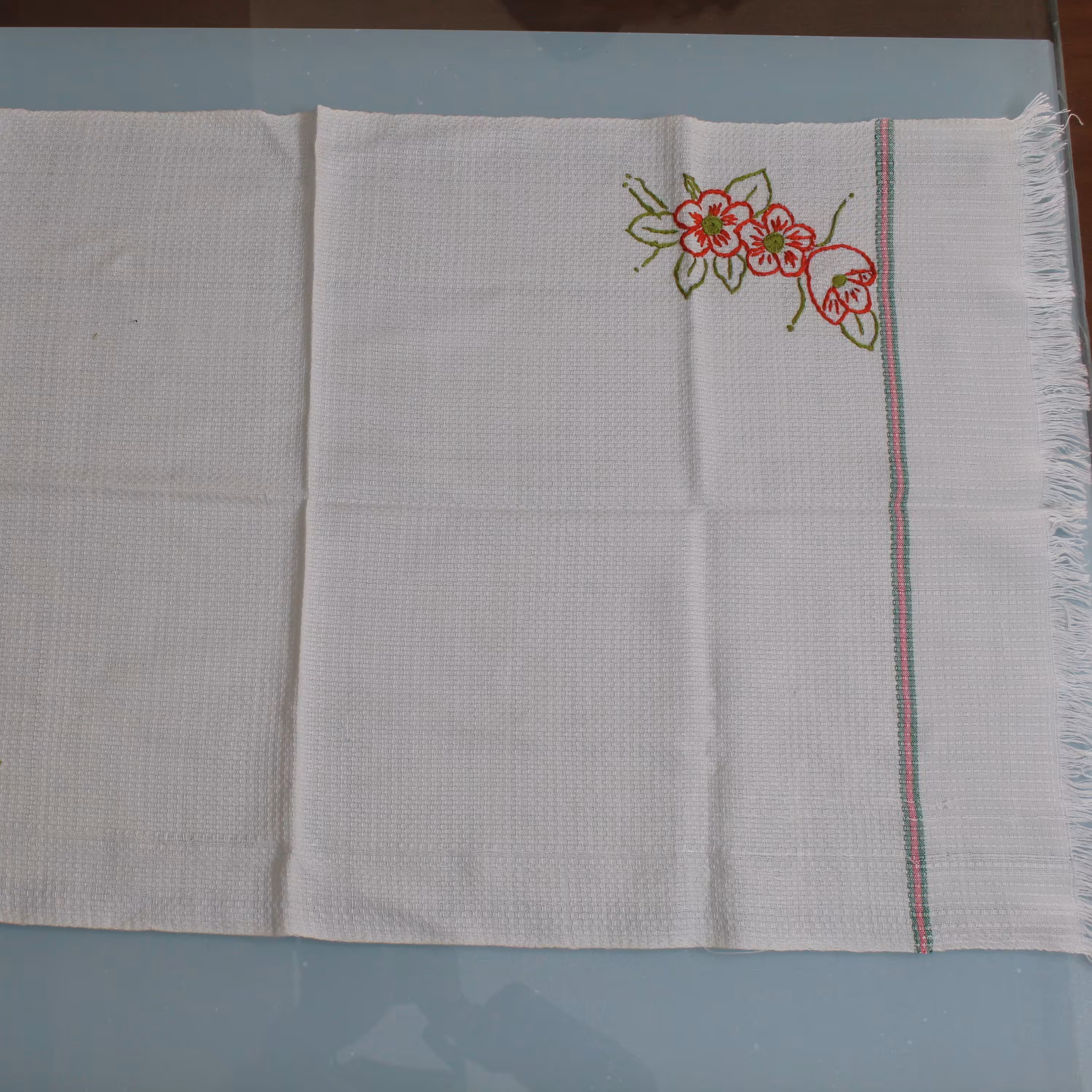 حوله دستبافت طرح گل قرمز