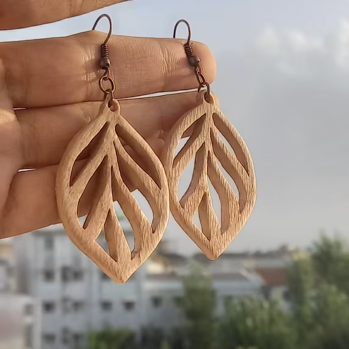 گوشواره چوبی طرح برگ ساخته شده از چوب پَرمَگَسی 