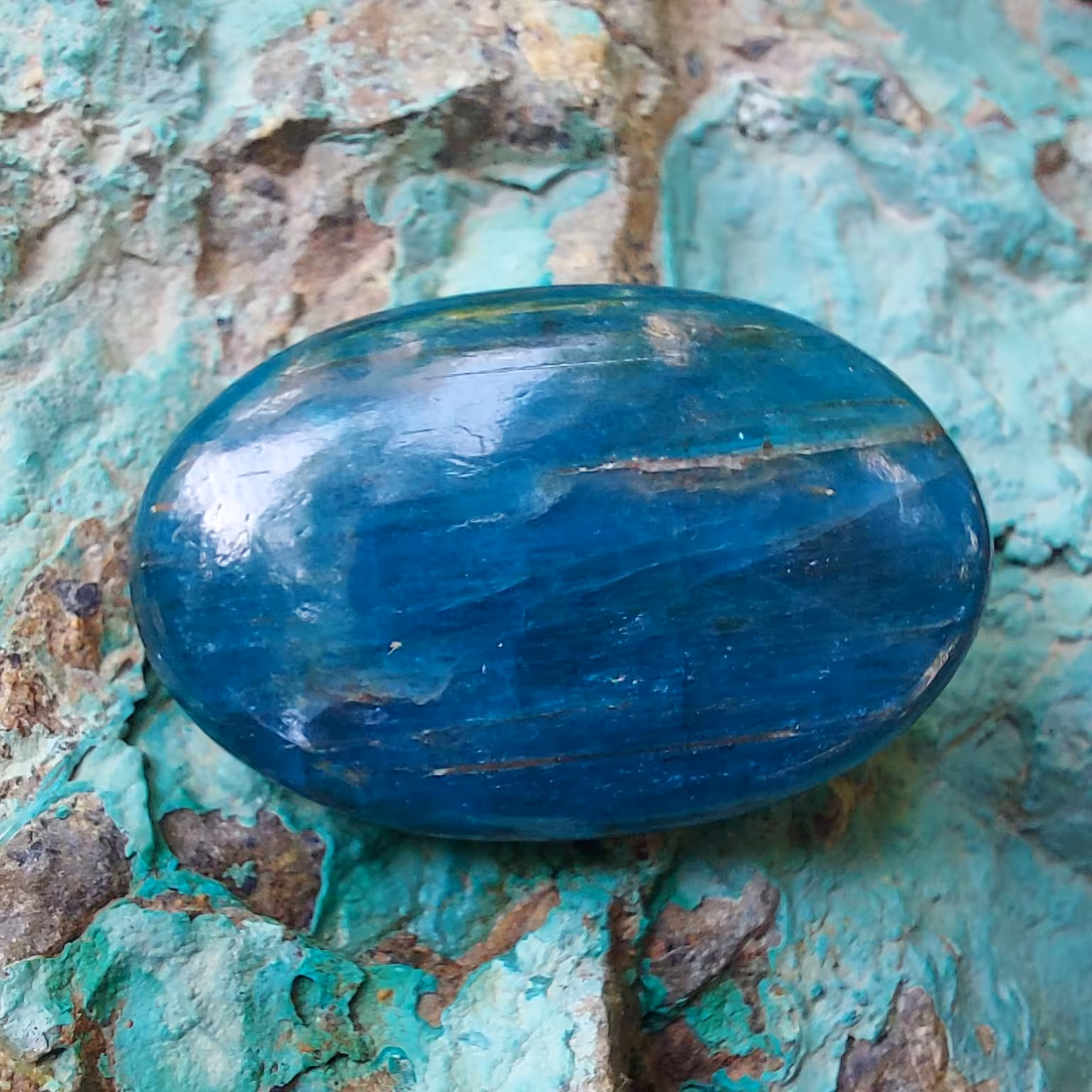 نگین آپاتیت ماداگاسکار  تراش بیضی دامله  38 قیراط 