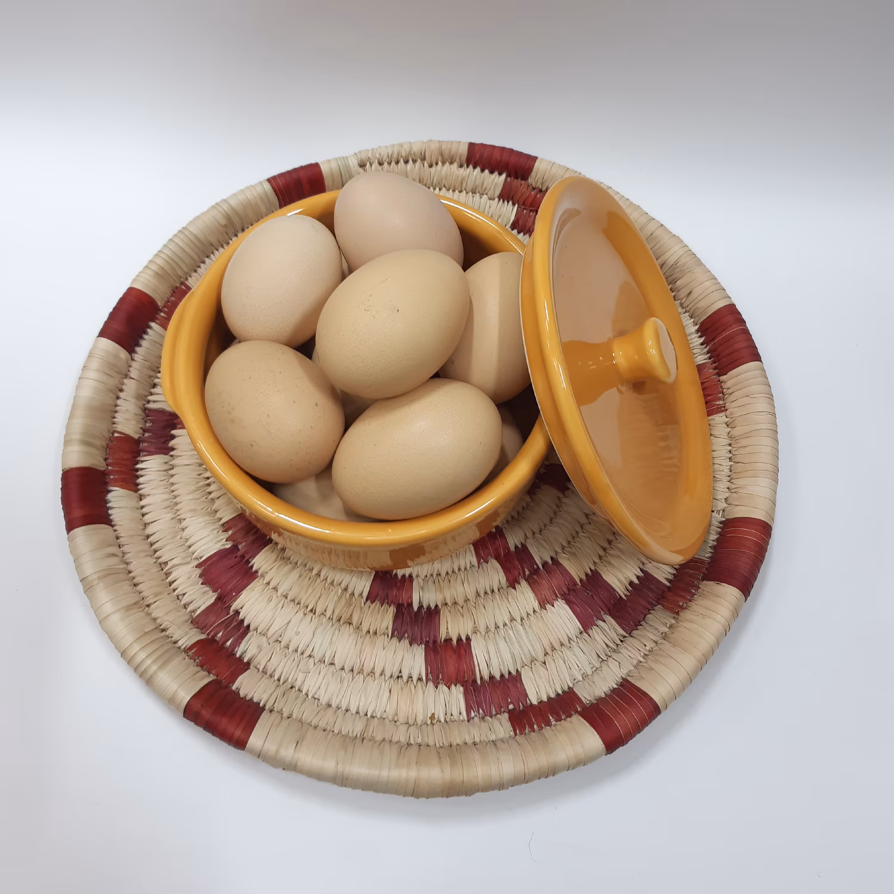 تخم مرغ محلی زرده زعفرونی(بسته 6 عددی)