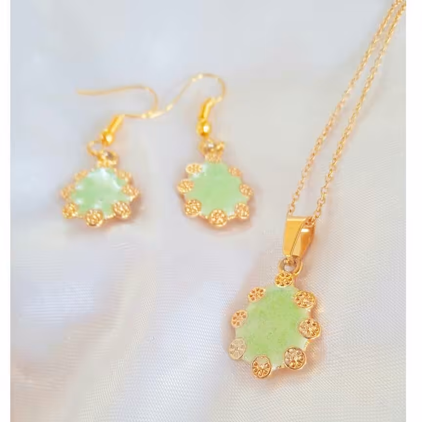 نیم ست (گردنبند و گوشواره )رزینی رنگ سبز طرح رنگ جوهری