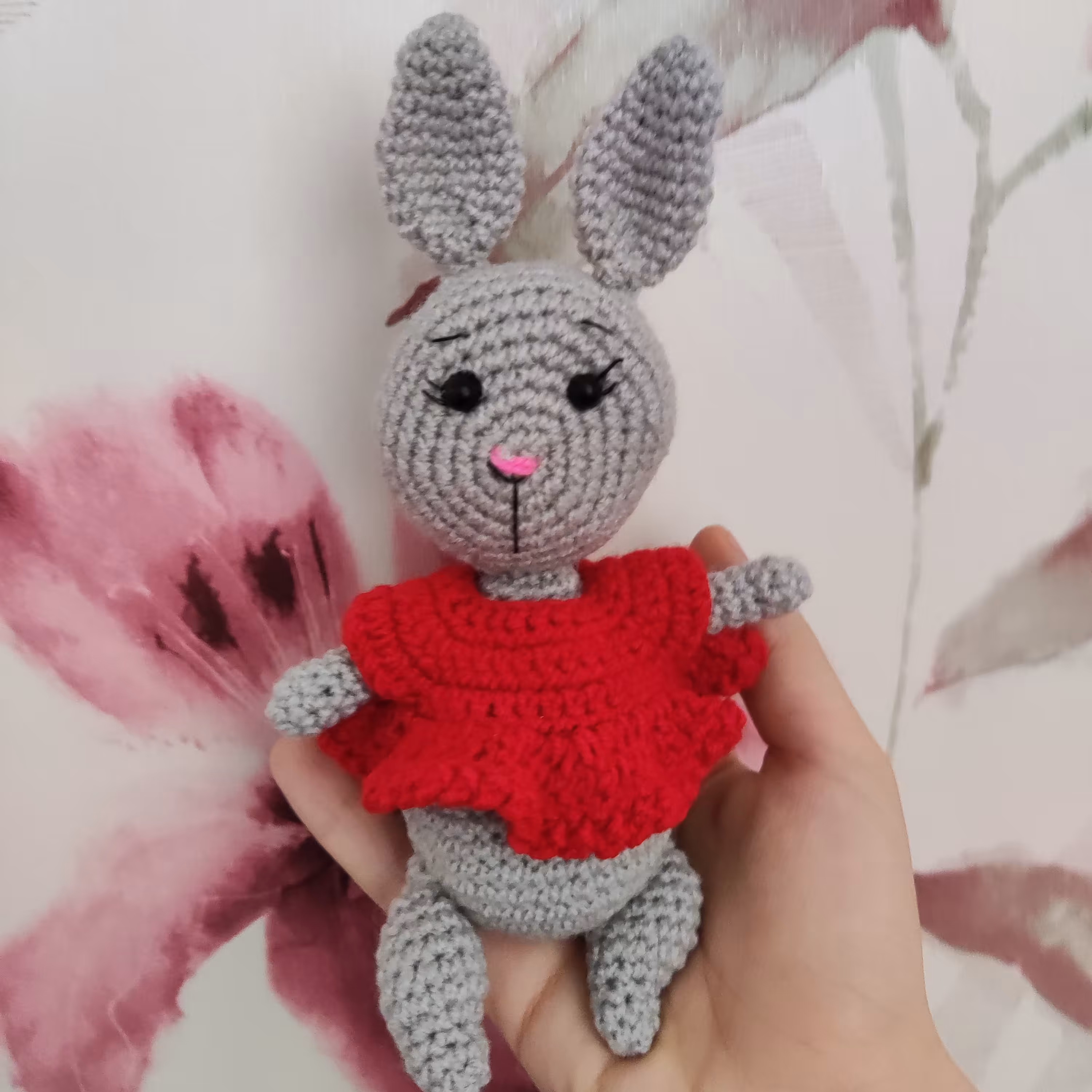 عروسک دست بافت خرگوشک بافته شده از کاموای مرغوب و پشم شیشه ضد حساسیت و قابل شستشو 