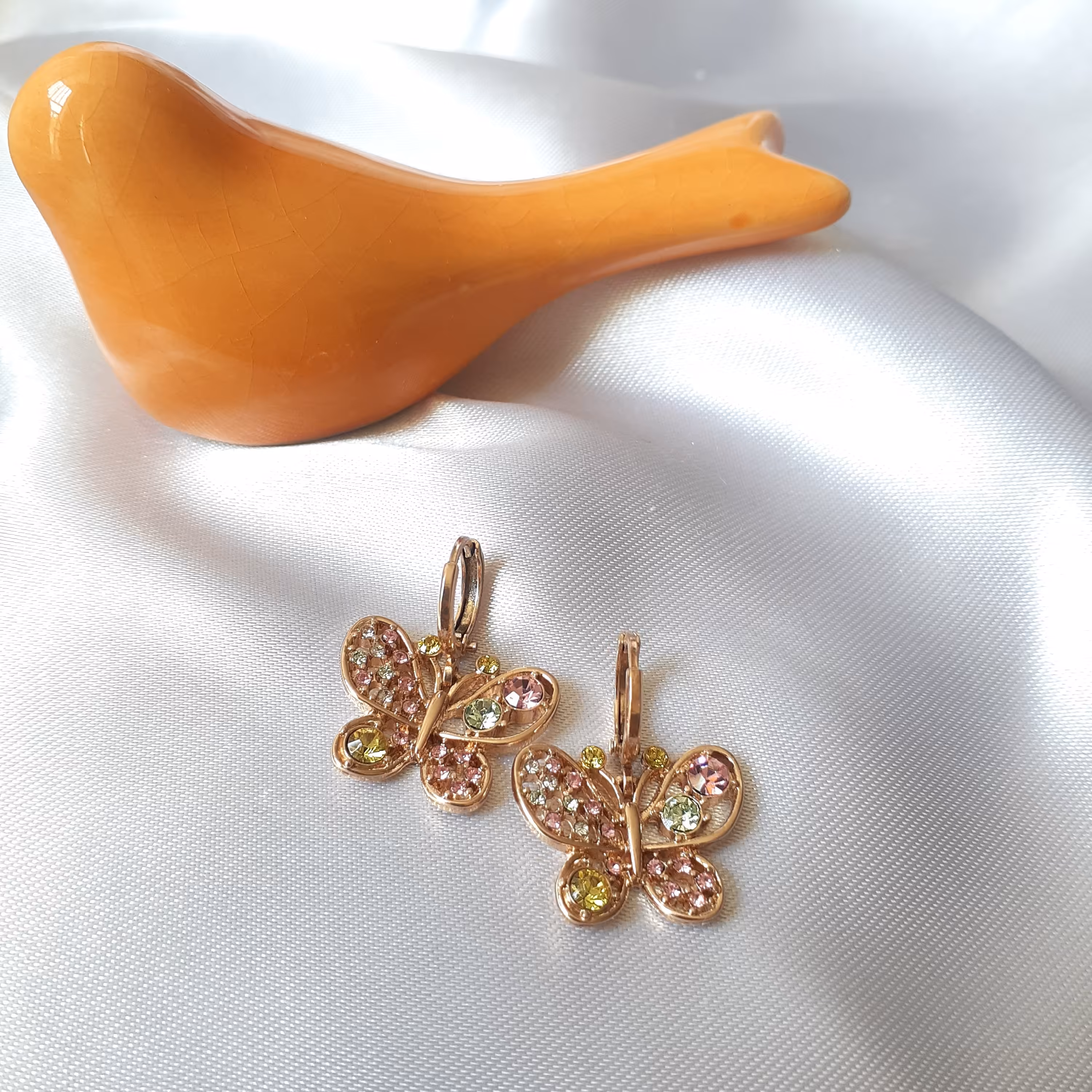 گوشواره پروانه نگین رنگی رنگ طلایی