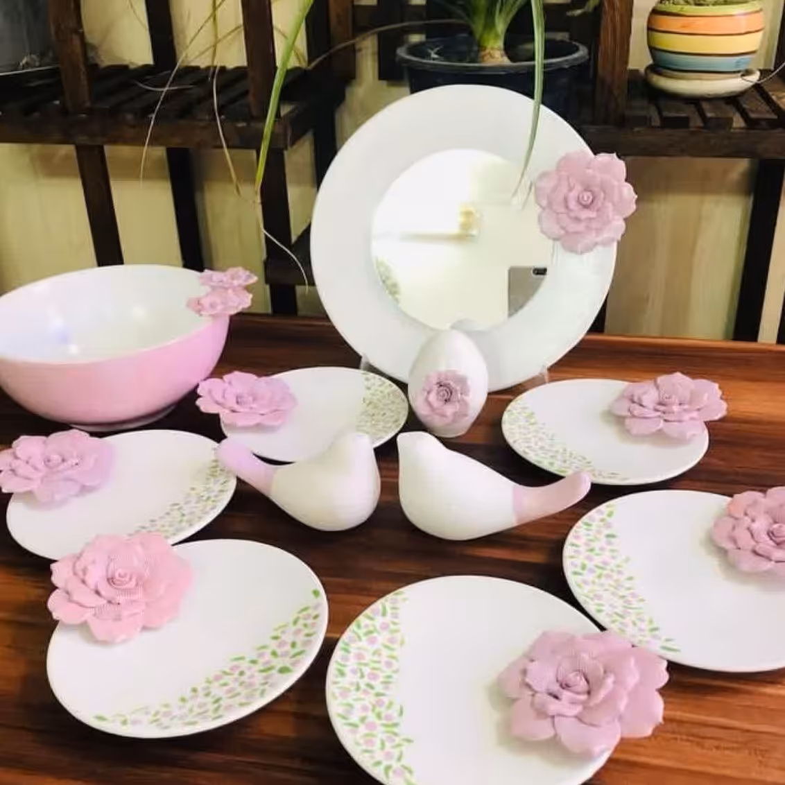 ست هفت سین صورتی رنگ بهاری همراه با گل رز بزرگ وبه اضافه دوعددجاشمعی