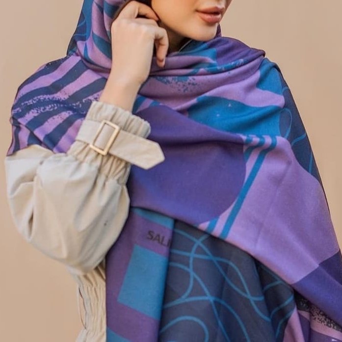 روسری پاییزی، جنس جناغی، قواره بلند 140، دور ریش، ایستایی عالی، مناسب برای فصل پاییز