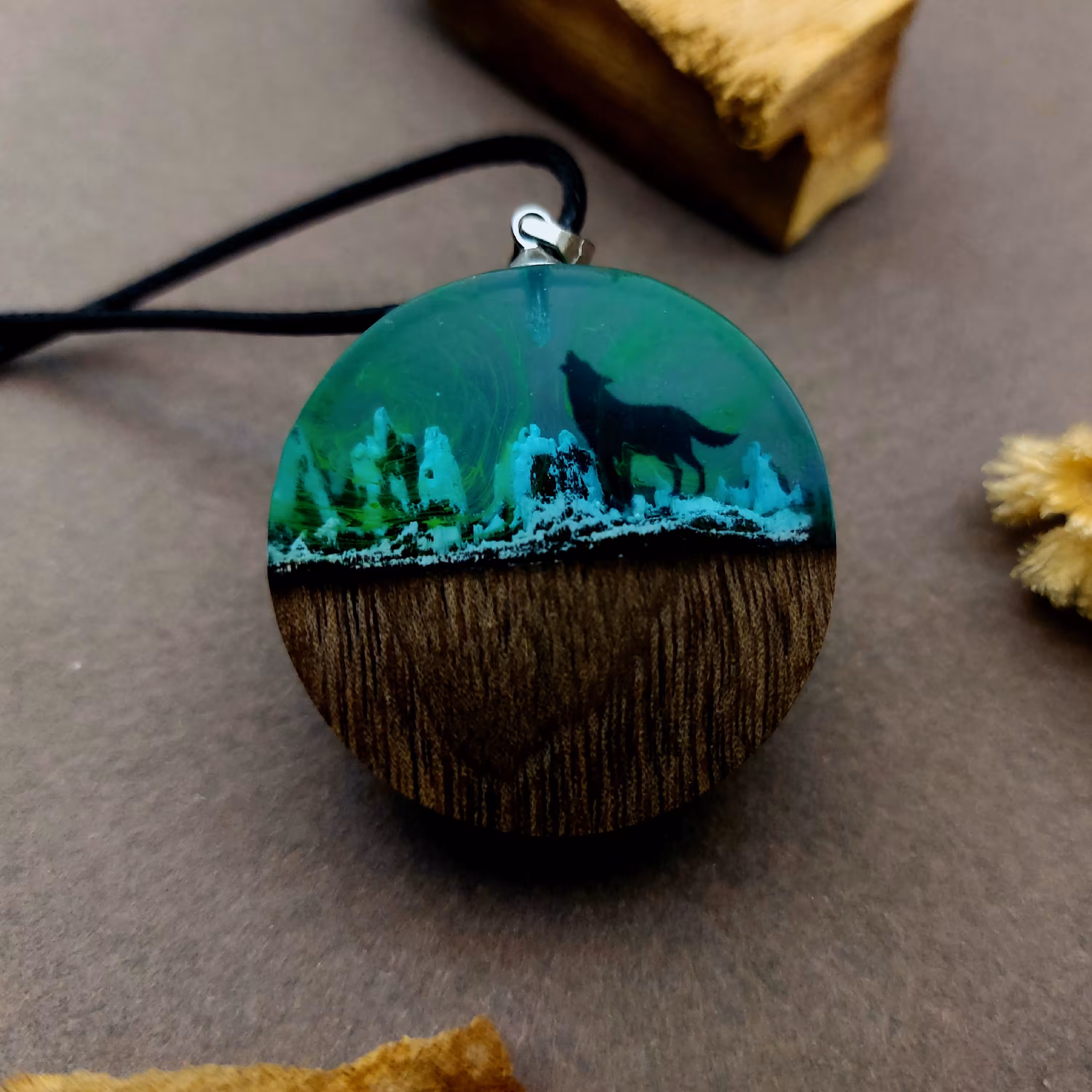 گردنبند دست ساز چوب گردو و رزین طرح گرگ برفی