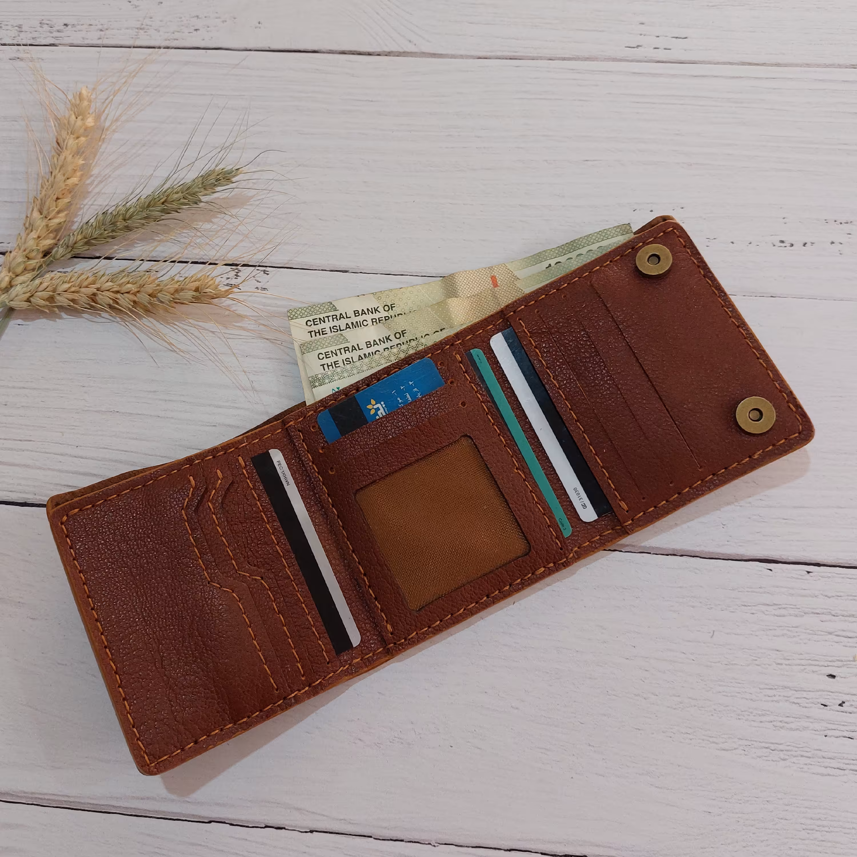 کیف پول و جای مدارک ساخته شده با چرم گاوی با کیفیت دارای 11 جای کارت و جای مدارک و اسکناس بسیار جا دار 