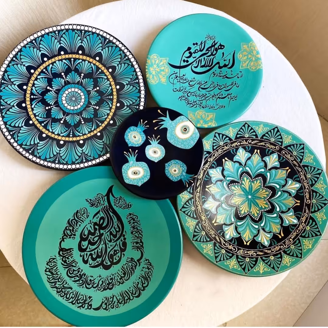 دیوارکوب سفالی طرح آیت الکرسی و دات ماندلا و چهار قل و چشم نظر بسیار نفیس و زیبا ست 5 عددی سایز 1 گالری ماه آسمانی 