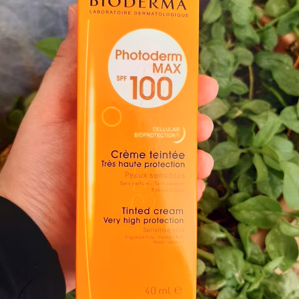 ضد آفتاب بیودرما spf 100 رنگ کرم