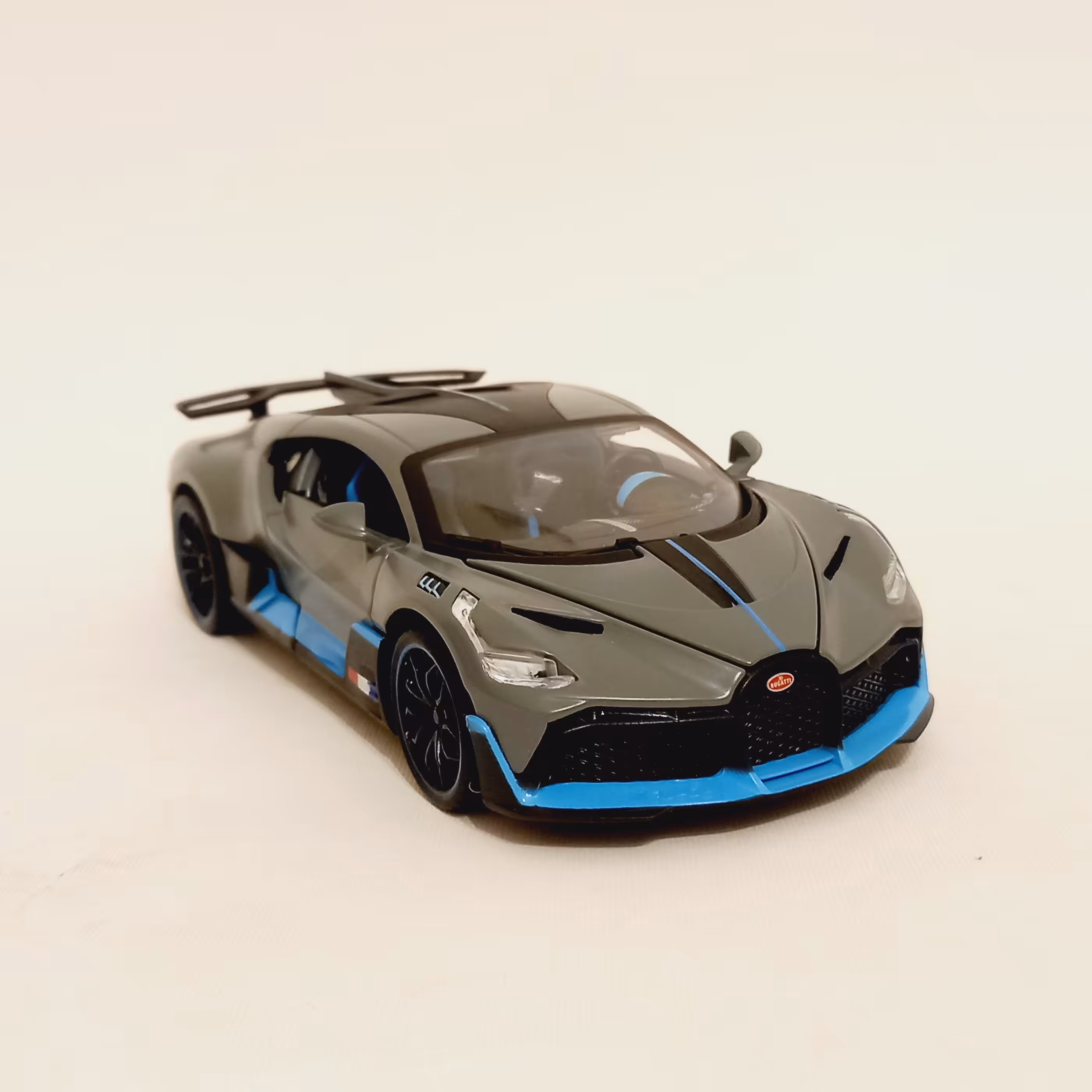 ماکت ماشین Bugatti Divo خاکستری رنگ مقیاس 1:24 طول 20 سانتی متر